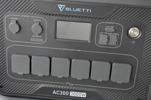 Modulare Steuereinheit für die Akku-Serie B300, die in der mobilen Stromversorgung in den Einsatzgebieten Handwerk, Industrie, Werkstätten, Büros oder im privaten Bereich im Haushalte, Garage oder Garten Anwendung findet