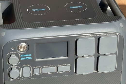 Bluetti AC200 max steht für flexible Stromversorgung im Outdoor-Bereich für Garten, Camping, Garage oder Festivals wo mit passenden Solartaschen der Akku nachgeladen werden kann