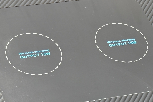 Wireless Charger ermöglichen das Aufladen von Smartphones, Kopfhörern oder Smartwatches ganz ohne herkömmliches Ladekabel.