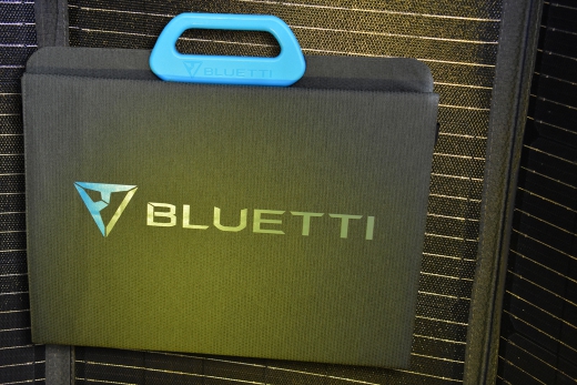 Bluetti PV120 Solartasche für den Einsatz beim Camping, Festivals oder mobilen Arbeiten im Outdoor-Bereich, wo kleinere Powerstationen, die als Zwischenspeicher dienen, nachgeladen werden können