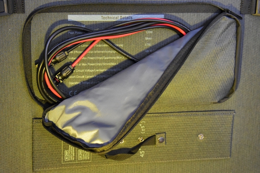 In der Kabeltasche des faltbaren Solarmoduls befinden sich die technischen Daten