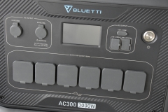 Modulare Steuereinheit für die Akku-Serie B300, die in der mobilen Stromversorgung in den Einsatzgebieten Handwerk, Industrie, Werkstätten, Büros oder im privaten Bereich im Haushalte, Garage oder Garten Anwendung findet